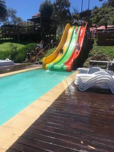 un parco acquatico con scivolo e piscina di Complejo Laderas del Cerro a Piriápolis