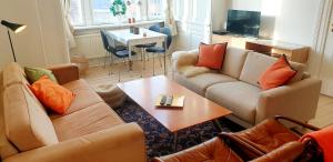 Sala de estar con 2 sofás y mesa en Aaboulevard Apartment, en Copenhague