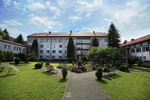 O grădină în afara Hotel Monttis