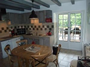 A kitchen or kitchenette at Le Domaine du Grand Cellier Chambres d'hôtes en Savoie