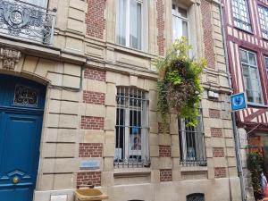 un edificio de ladrillo con una puerta y ventanas azules en Centre historique l'authentique Saint Nicolas ou le bourdon de la Cathédrale, en Rouen