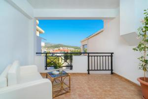 sala de estar con sofá blanco y mesa en Villa Golden Nest, en Limenaria