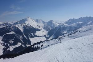 una montaña cubierta de nieve con gente en una pista de esquí en Haus Postfeld, en Alpbach