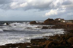 uma casa nas rochas perto do oceano em Holiday Inn Express Porto Exponor, an IHG Hotel em Leça da Palmeira