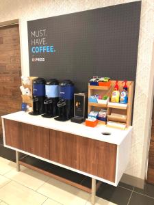 een koffiebar met een aanrecht met koffie bij Holiday Inn Express Richmond - Midtown, an IHG Hotel in Richmond