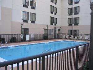 einem Pool vor einem Gebäude in der Unterkunft Holiday Inn Express Durham, an IHG Hotel in Durham