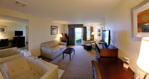 Un lugar para sentarse en Holiday Inn Express St Ignace-Lake Central, an IHG Hotel