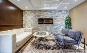 Зона вітальні в Monte Carlo Inn Airport Suites