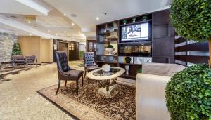 Зона вітальні в Monte Carlo Inn Airport Suites