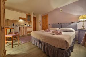 A bed or beds in a room at La Dormeuse