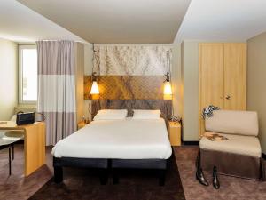 A bed or beds in a room at ibis Longwy Mexy