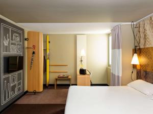 A bed or beds in a room at ibis Longwy Mexy