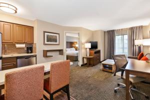 Una cocina o cocineta en Staybridge Suites Kalamazoo, an IHG Hotel