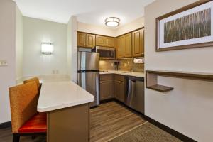 Una cocina o cocineta en Staybridge Suites Kalamazoo, an IHG Hotel