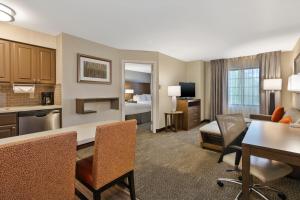 Una cocina o cocineta en Staybridge Suites Kalamazoo, an IHG Hotel