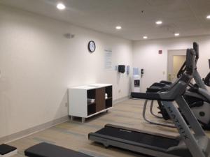 Fitnes oz. oprema za telovadbo v nastanitvi Holiday Inn Express Pigeon Forge – Sevierville, an IHG Hotel