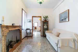 a living room with a white couch and a fireplace at San Marco 4893 in Venice