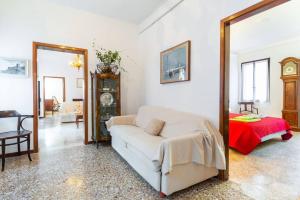 a living room with a couch and a mirror at San Marco 4893 in Venice