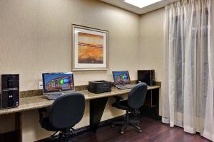 Телевизия и/или развлекателен център в Holiday Inn Express & Suites Ottawa West - Nepean, an IHG Hotel