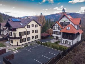 uma vista aérea de uma casa com estacionamento em Pension Carmen`s Mansion A em Sinaia