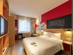 เตียงในห้องที่ Ibis Saigon Airport