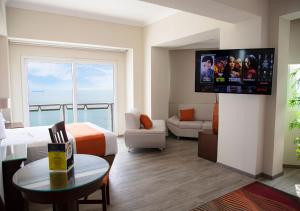 een hotelkamer met een bed en een flatscreen-tv bij Hotel Lois Veracruz in Veracruz