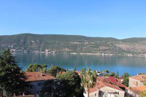 una vista de una gran masa de agua con casas en Guest House Tomanovic, en Herceg-Novi