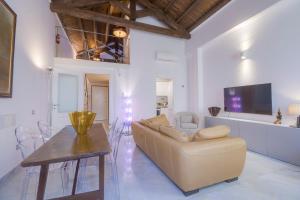 uma sala de estar com um sofá e uma mesa em Right House - Characteristic Marina District em Cagliari