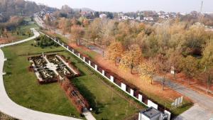 einem Luftblick auf einen Park mit einem Uhrturm in der Unterkunft Hotel Karczówka in Kielce