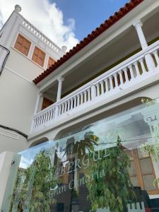 uma vitrine em frente a um edifício branco em Albergue Gran Canaria em Las Palmas de Gran Canárias