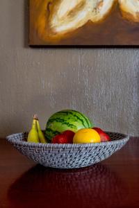 een fruitschaal op een tafel bij Olas Altas Suites Departamentos in Puerto Vallarta