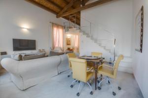 uma sala de estar com um sofá e uma mesa em Right House - Characteristic Marina District em Cagliari