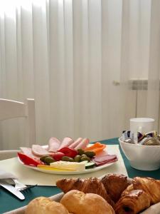 une assiette de nourriture assise sur une table avec du pain dans l'établissement London Hotel, à Constanţa