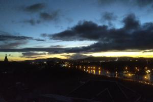 Blick auf die Stadt in der Nacht in der Unterkunft Luan'S Villa in Da Lat