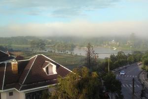 Blick auf einen Fluss mit Straße und Haus in der Unterkunft Luan'S Villa in Da Lat