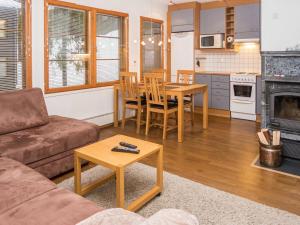 Una cocina o cocineta en Holiday Home Karhunvartijan linna a1 by Interhome