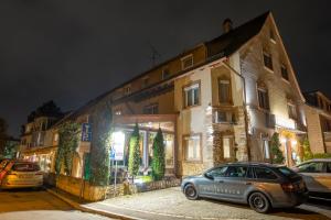 une voiture garée devant un bâtiment la nuit dans l'établissement Hotel Restaurant Meteora, à Tübingen