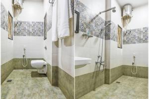 uma casa de banho com um WC, um lavatório e um chuveiro em FabExpress Santhi Inn - Near Promenade Beach em Pondicherry