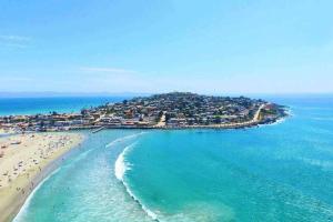 - une vue aérienne sur la plage et l'océan dans l'établissement Tongoy Beach Tinyhouse, à Tongoy