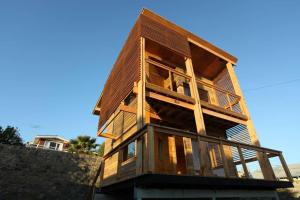 une maison assise au sommet d'un mur dans l'établissement Tongoy Beach Tinyhouse, à Tongoy