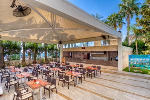 A restaurant or other place to eat at Porto Bello Hotel Resort & Spa