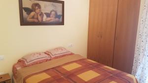 een slaapkamer met een bed en een foto aan de muur bij Magnífico apartamento junto al canal principal. in Empuriabrava