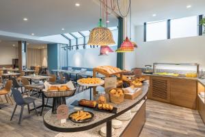 eine Bäckerei mit einer Ausstellung von Brot und Gebäck in der Unterkunft Occidental Vigo in Vigo