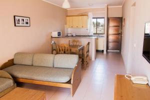 A kitchen or kitchenette at Apartamentos Lanzarote Paradise Colinas