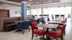 A restaurant or other place to eat at Holiday Inn Express & Suites - Marion, an IHG Hotel