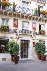 ein Hotel mit Pflanzen vor einem Gebäude in der Unterkunft Louvre Marsollier Opera in Paris