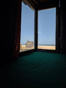 Zimmer mit einem Fenster und Strandblick in der Unterkunft Hostel Francisca in La Pedrera