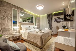 เตียงในห้องที่ Luxury rooms Kadena