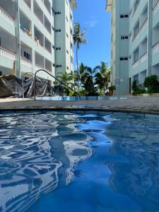 uma piscina vazia em frente a um edifício em Mombasa Vacations Beach Studio B11 em Mombaça