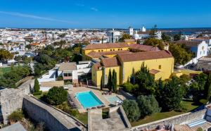 A piscina localizada em Pousada Convento de Tavira ou nos arredores